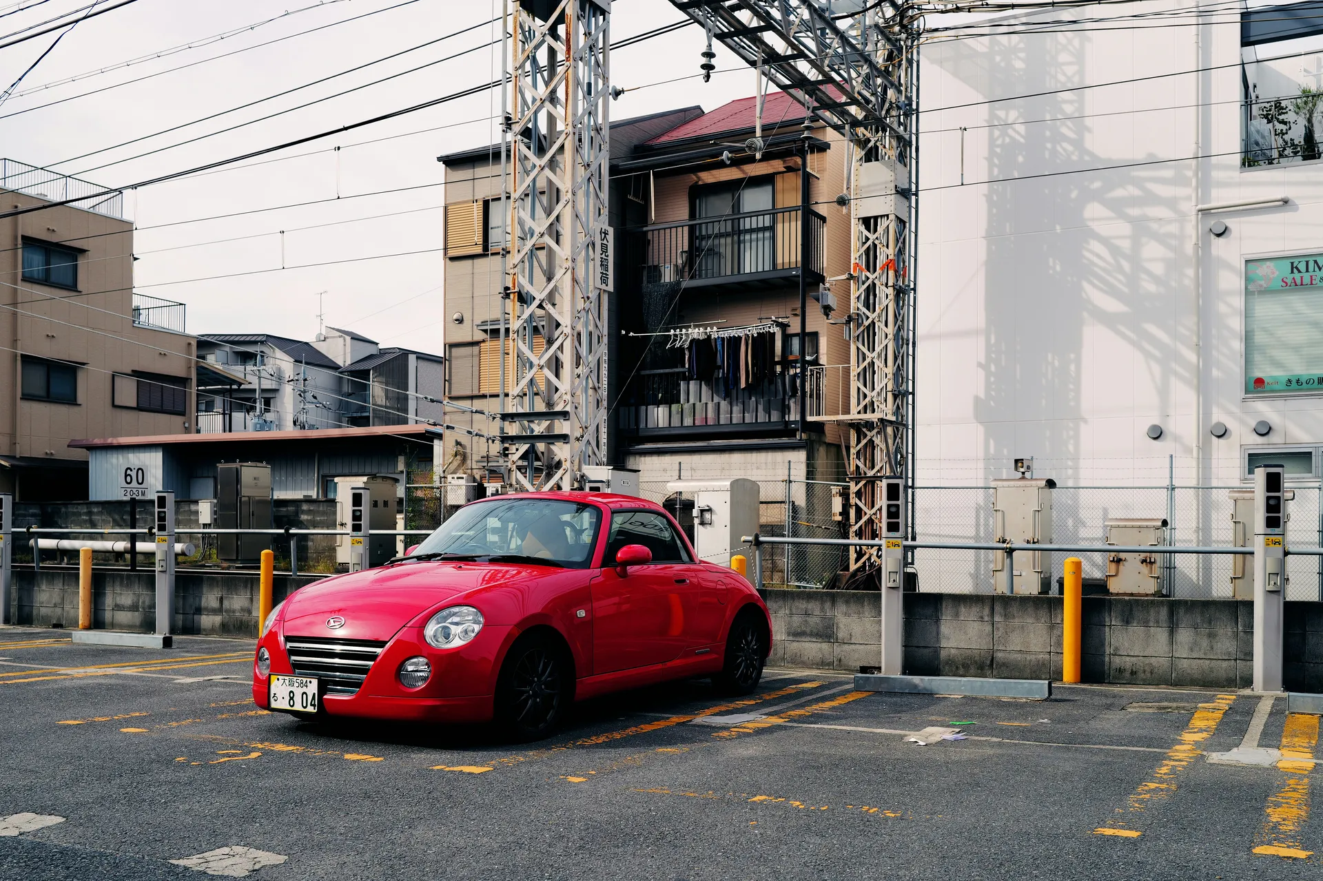 Model van een automerk in de hero van de website